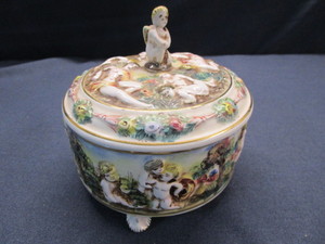 lot 9 image: Capodimonte Cherub Dish