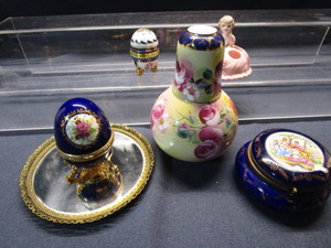 lot 14 image: Tumble-Up & Vintage Vanity Pieces