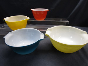 lot 18 image: Vintage Fire King Nesting Bowls