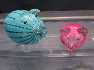 lot 62 image: Blown Glass Piggies