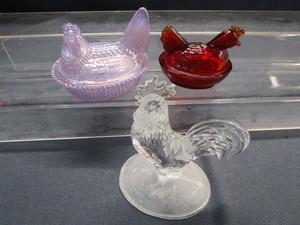lot 63 image: Glass Rooster & Nesting Hens
