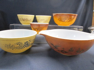 lot 80 image: Vintage Pyrex Bowls