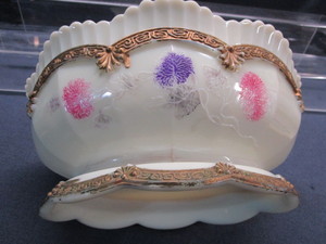 lot 101 image: Spectacular Custard Glass Console Bowl