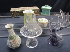 lot 128 image: Jewelry & Dresser Boxes