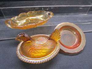 lot 142 image: Carnival Nesting Hen & Dishes