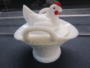 lot 148 image: Milk Glass Nesting Hen Tall
