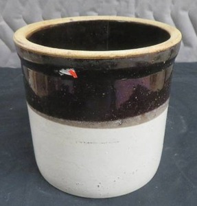 lot 4 image: SMALL ANTIQUE EARTHENWARE POTTERY POT