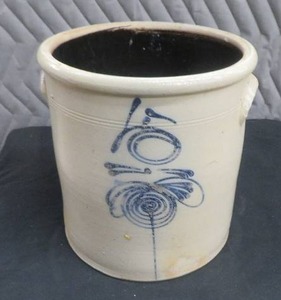 lot 13 image: ANTIQUE BEESTING POT