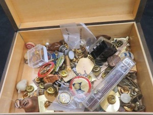 lot 23 image: VINTAGE JEWELRY