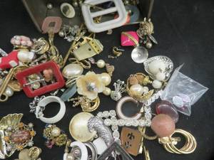 lot 25 image: VINTAGE JEWELRY