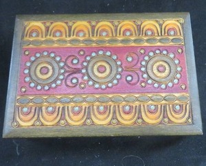 lot 26 image: VINTAGE JEWELRY