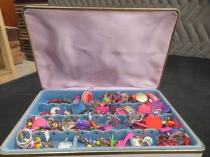 lot 27 image: VINTAGE EARRING