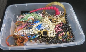 lot 30 image: VINTAGE JEWELRY