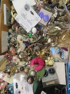 lot 32 image: VINTAGE JEWELRY