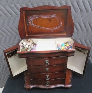 lot 33 image: JEWELRY BOX VINTAGE JEWELRY