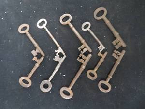 lot 38 image: 10 ANTIQUE KEYS
