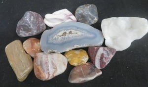 lot 40 image: AGATES PLUS