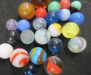 lot 61 image: VINTAGE MARBLES