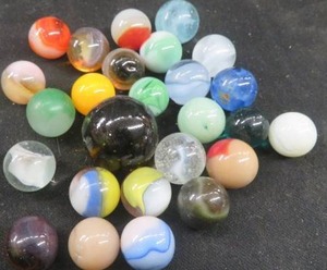 lot 60 image: VINTAGE MARBLES