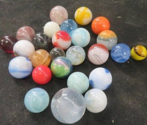 lot 62 image: VINTAGE MARBLES