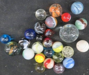 lot 65 image: VINTAGE MARBLES