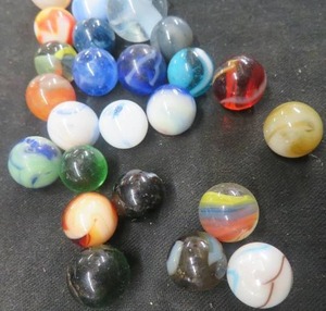 lot 67 image: VINTAGE MARBLES