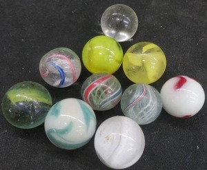 lot 68 image: VINTAGE MARBLES