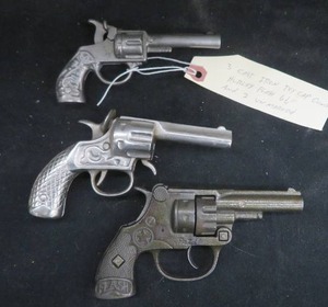 lot 73 image: VINTAGE TOYS CAP GUNS