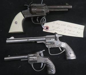 lot 74 image: VINTAGE TOY CAP GUNS