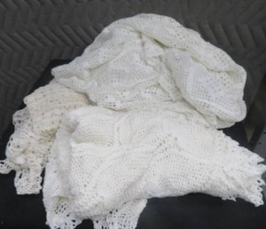 lot 108 image: VINTAGE LINENS AND TABLE CLOTHES