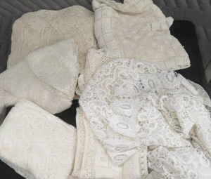lot 109 image: VINTAGE TABLE CLOTHS AND  OTHER LINENS