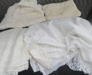 lot 110 image: VINTAGE TABLE CLOTHS AND LINENS