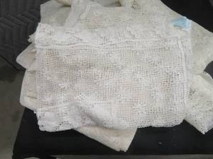 lot 112 image: VINTAGE TABLE CLOTH AND LINENS
