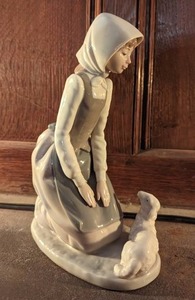 lot 17 image: Lladro NAO Porcelain Figurine