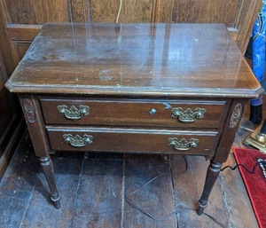 lot 32 image: Ethan Allen End Table