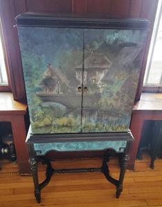 lot 174 image: Antique Cabinet