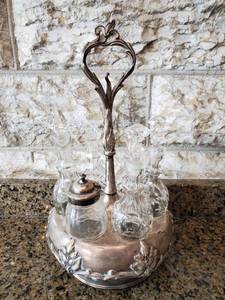 lot 107 image: Cruet Condiment Service