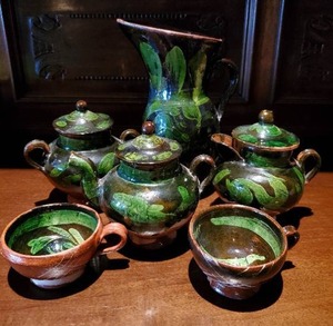 lot 125 image: Green Pottery Set