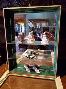lot 128 image: Mirrored Display Cabinet