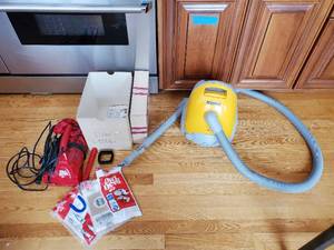 lot 324 image: Two Vacuums