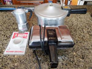 lot 329 image: Kitchen Appliances