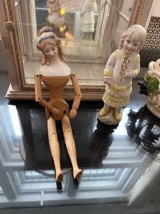 lot 211 image: Small Decor Lot