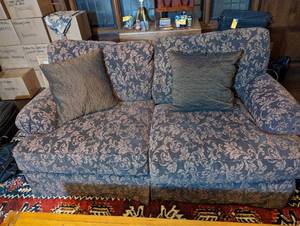 lot 98 image: Sofa