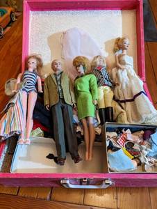 lot 410 image: Barbie Dolls
