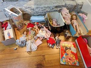 lot 417 image: Dolls & Accessories
