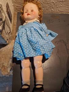 lot 428 image: Vintage Madame Alexander Doll