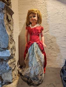 lot 427 image: Vintage Doll