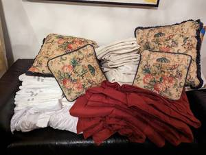 lot 442 image: Linens & Bedding