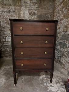 lot 447 image: Antique Dresser