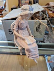 lot 272 image: Vintage Lladro Mis Poemas Figurine